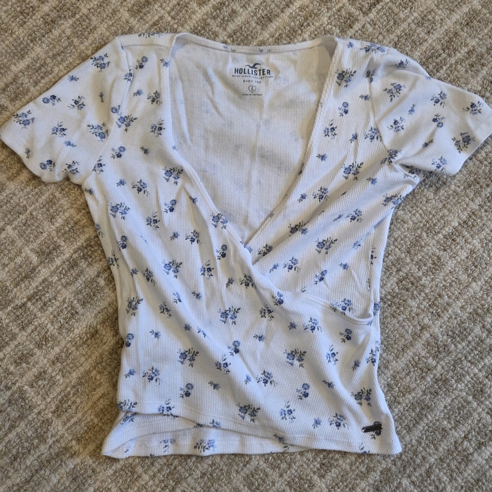 Hollister White and Blue Floral Short Sleeve Crop Top